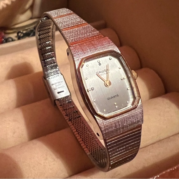 ⭐️Vintage Gruen Slim Silver & Gold Thin Stainless Steel Watch - Picture 2 of 15